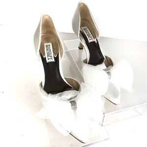Badgley Mischka Festive Bow Kitten Heels Rhinestone Soft White Satin Pumps Sz 6